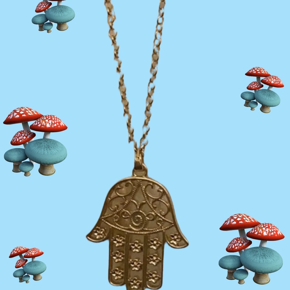 NWOT Gold Plated Hamsa 34” Chain necklace.